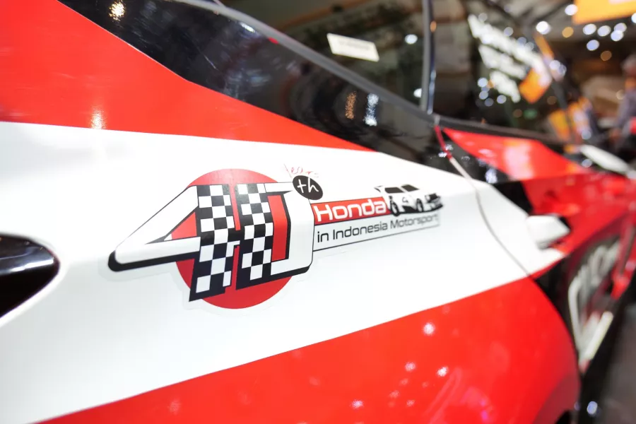 Rayakan 40 Tahun Perjalanan Honda dalam Dunia Balap Indonesia dengan Penampilan Livery Spesial Civic Type R di IIMS 2025